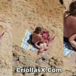 Sorprendido masturbando a su novia en una playa pública - Voyeur