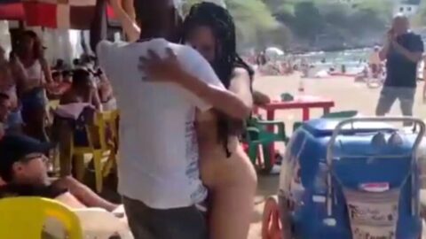 Orden de altero de mujer desnuda en las playas de Santa Marta