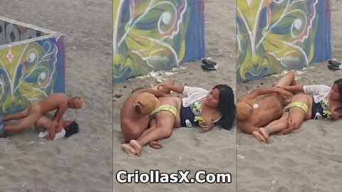 Un par de amigos sorprendieron tener relaciones sexuales en una playa en Ecuador - Creole Porn